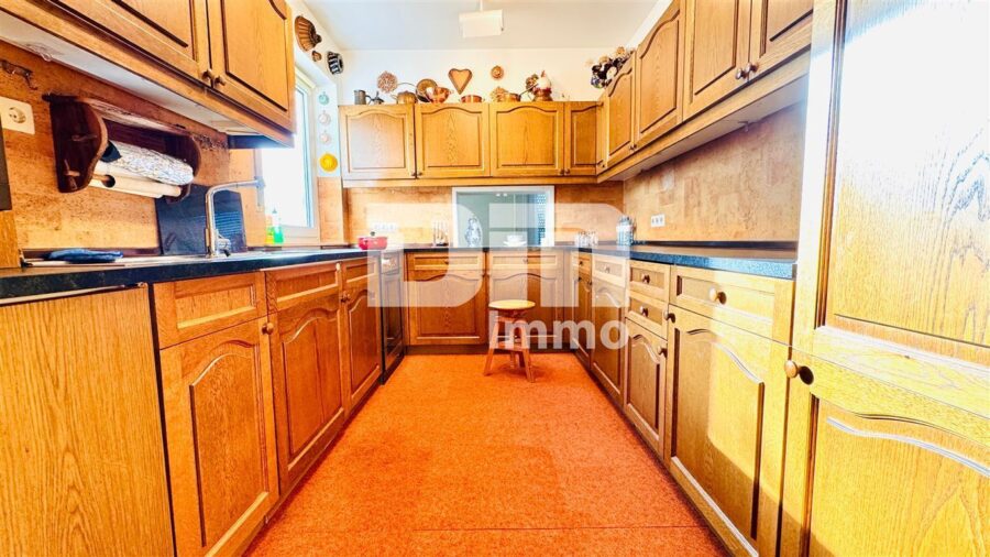 Barrierearme Terrassenwohnung mit Schwimm / Spa-Saunabereich, Garage in gesuchter Lage - Küche mit Einbauküche + Durchreiche Wohnbereich